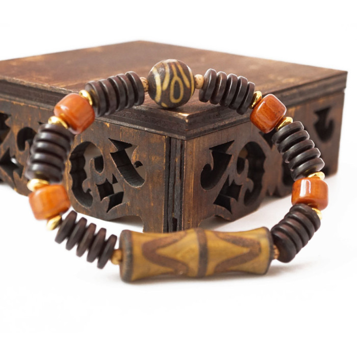 Bracelet DZI figured with beads made of coconut "Tiger tooth"