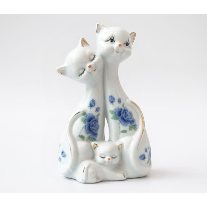 Family of cats together faience